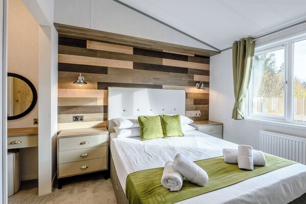 Standardzimmer, 1 Doppelbett, Nichtraucher, Whirlpool | Zimmersafe, Schreibtisch, laptopgeeigneter Arbeitsplatz