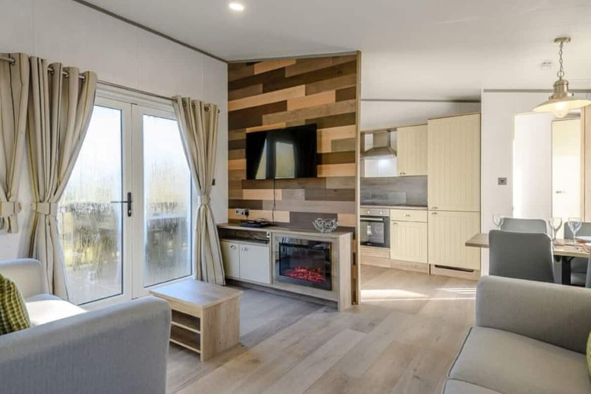 standard room, 1 double bed, non smoking, hot tub | 1 bedroom, in-room safe, desk, laptop workspace