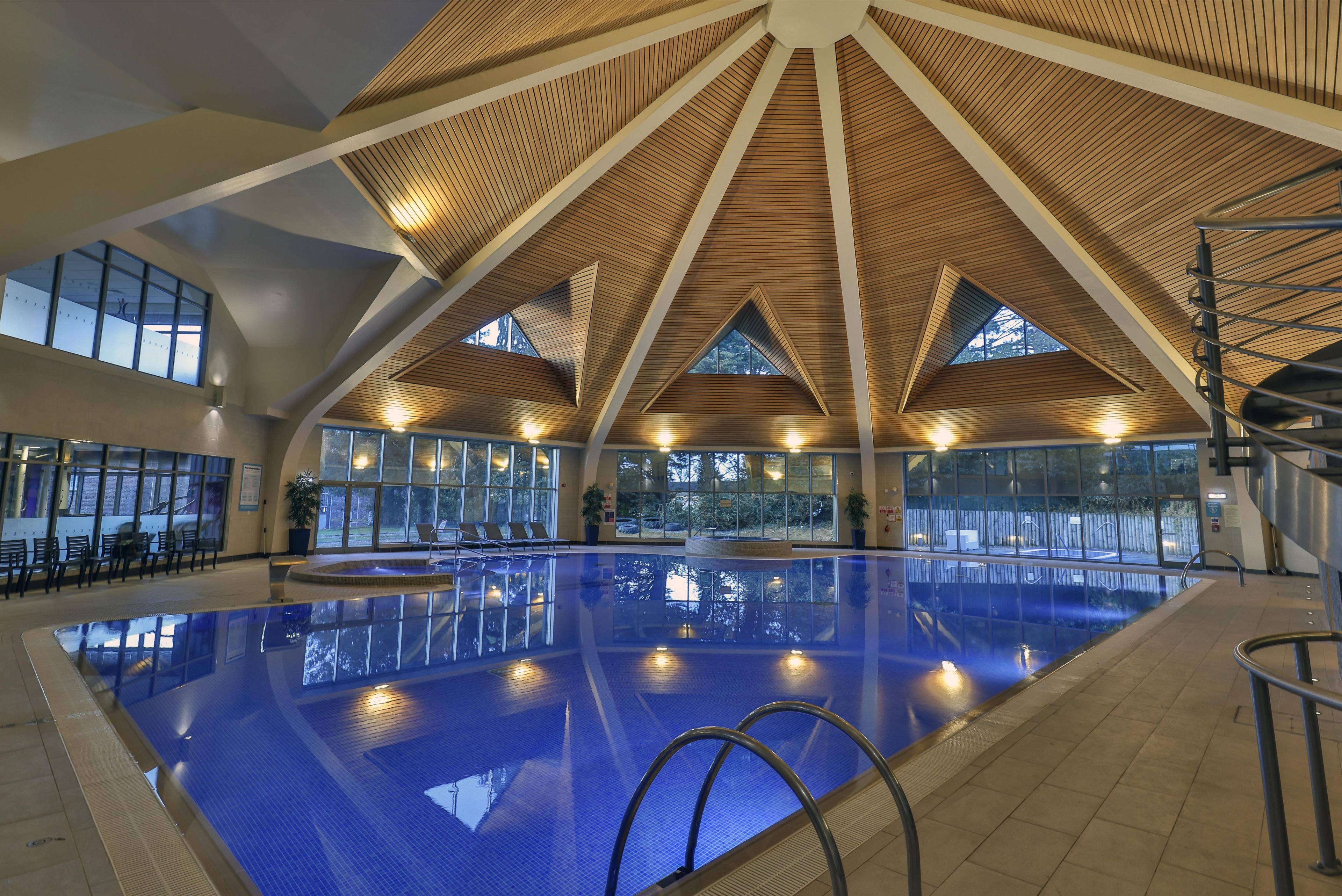 Una piscina cubierta, una piscina al aire libre