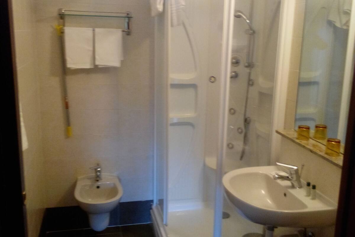 free toiletries, towels