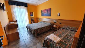 Coffres-forts dans les chambres, bureau, Wi-Fi gratuit, draps fournis