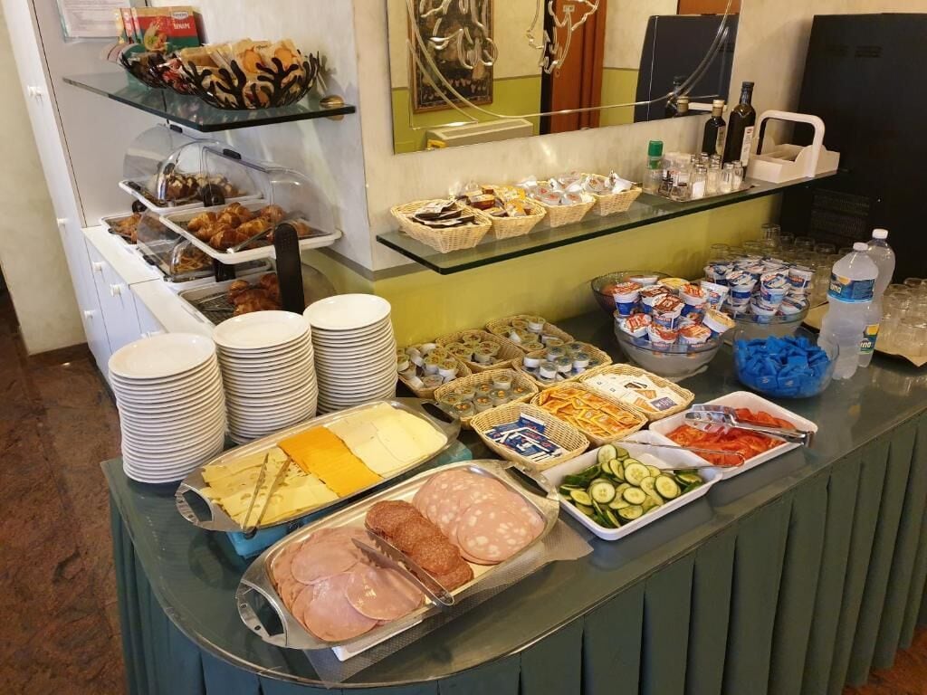 Een buffet met verschillende soorten eten en sauzen.