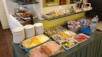 Een buffet met verschillende soorten eten en sauzen.