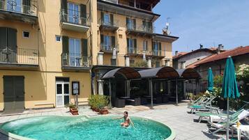 Una piscina al aire libre, tumbonas
