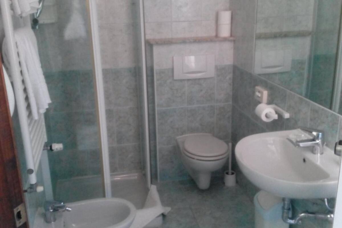 free toiletries, towels