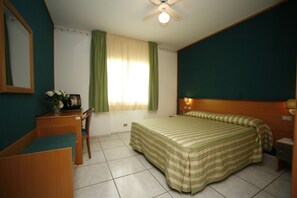 Schreibtisch, schallisolierte Zimmer, Babybetten