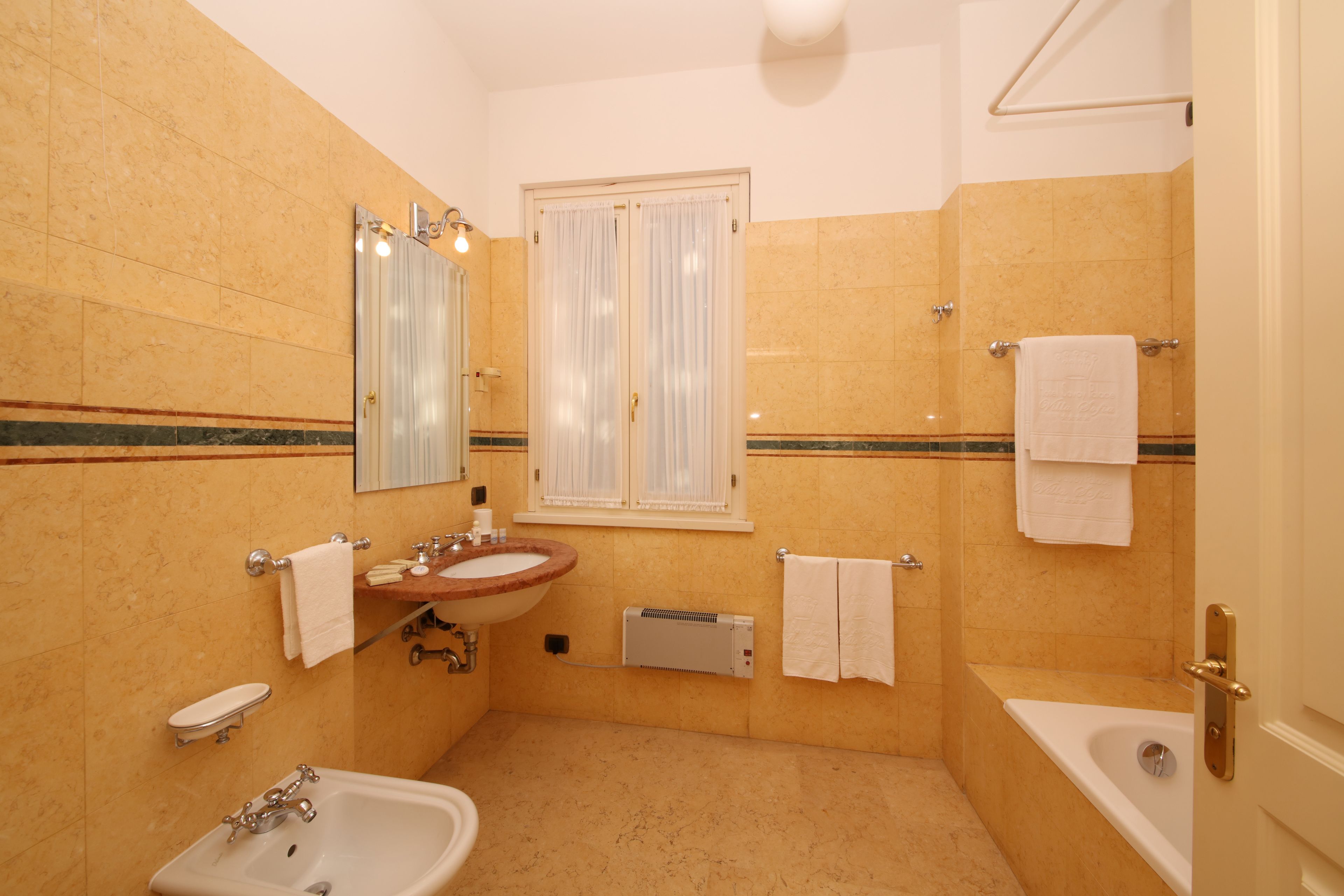 combined shower/bathtub, free toiletries, hair dryer, bidet