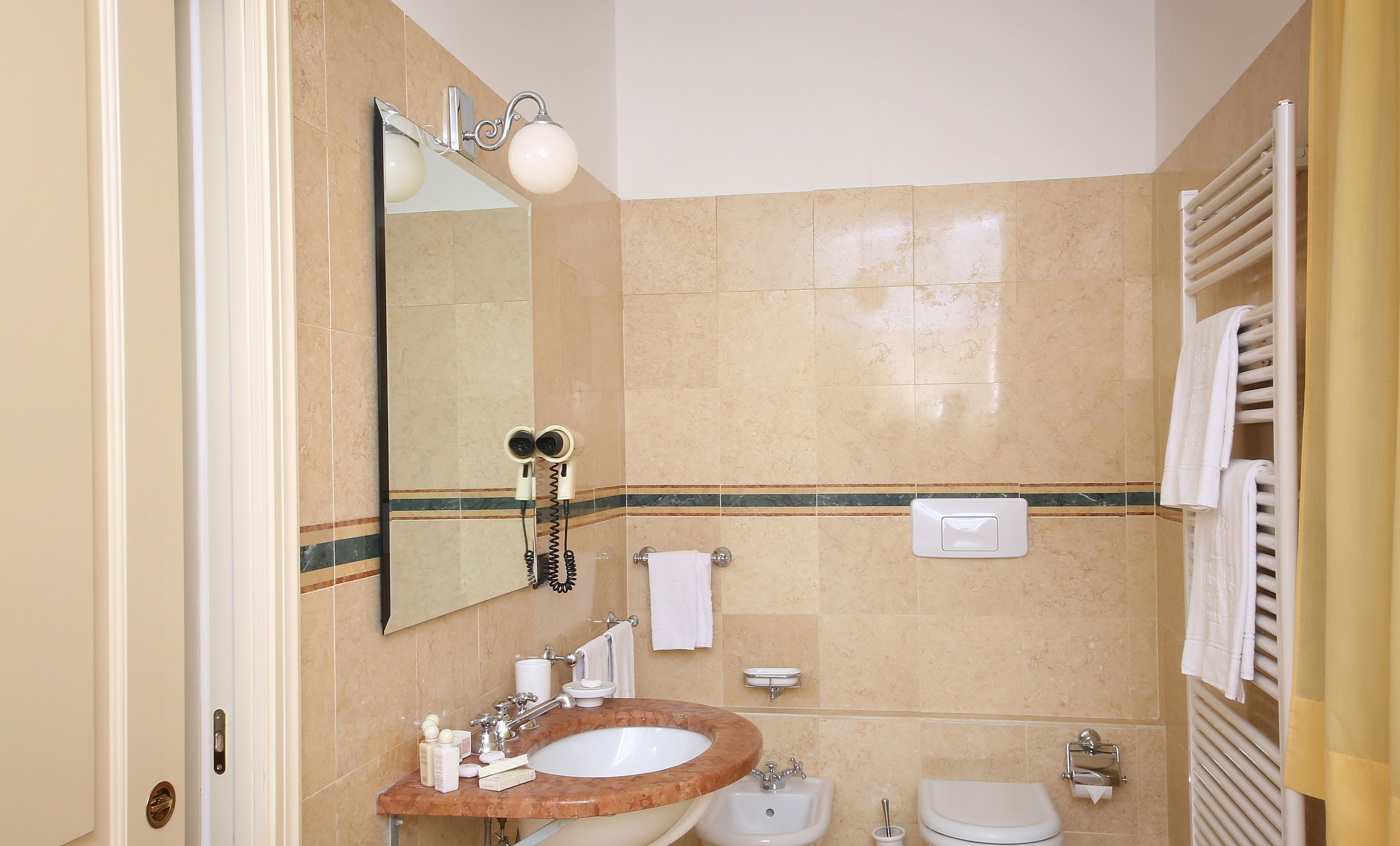 combined shower/bathtub, free toiletries, hair dryer, bidet