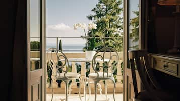 Minibaari, tallelokero huoneessa, työpöytä, ilmaiset vauvansängyt