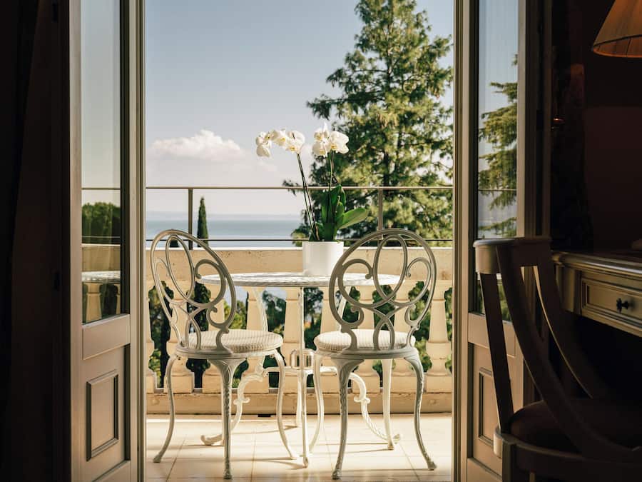 Minibar, brankas, meja kerja, dan tempat tidur bayi gratis