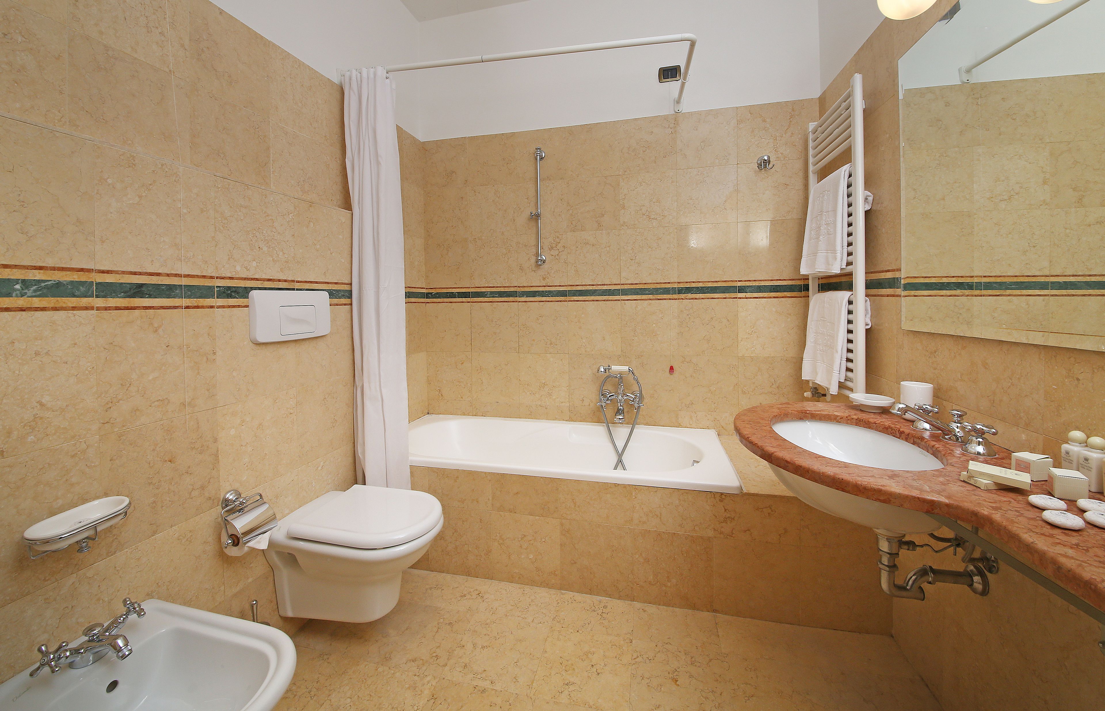 combined shower/bathtub, free toiletries, hair dryer, bidet