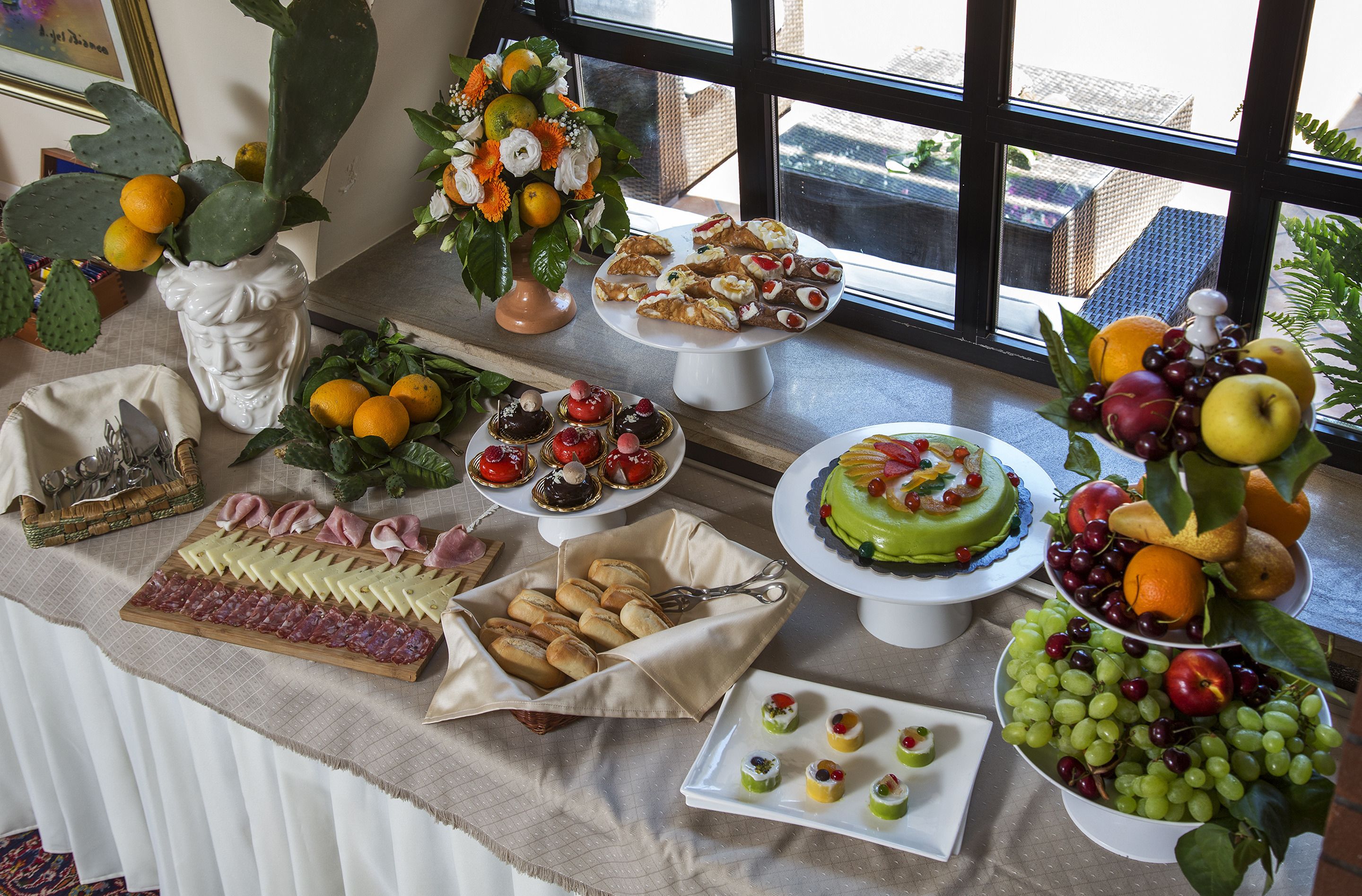 Breakfast (EUR 8 per person)