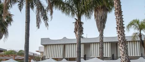 Piscine extérieure (ouverte en saison), parasols de plage