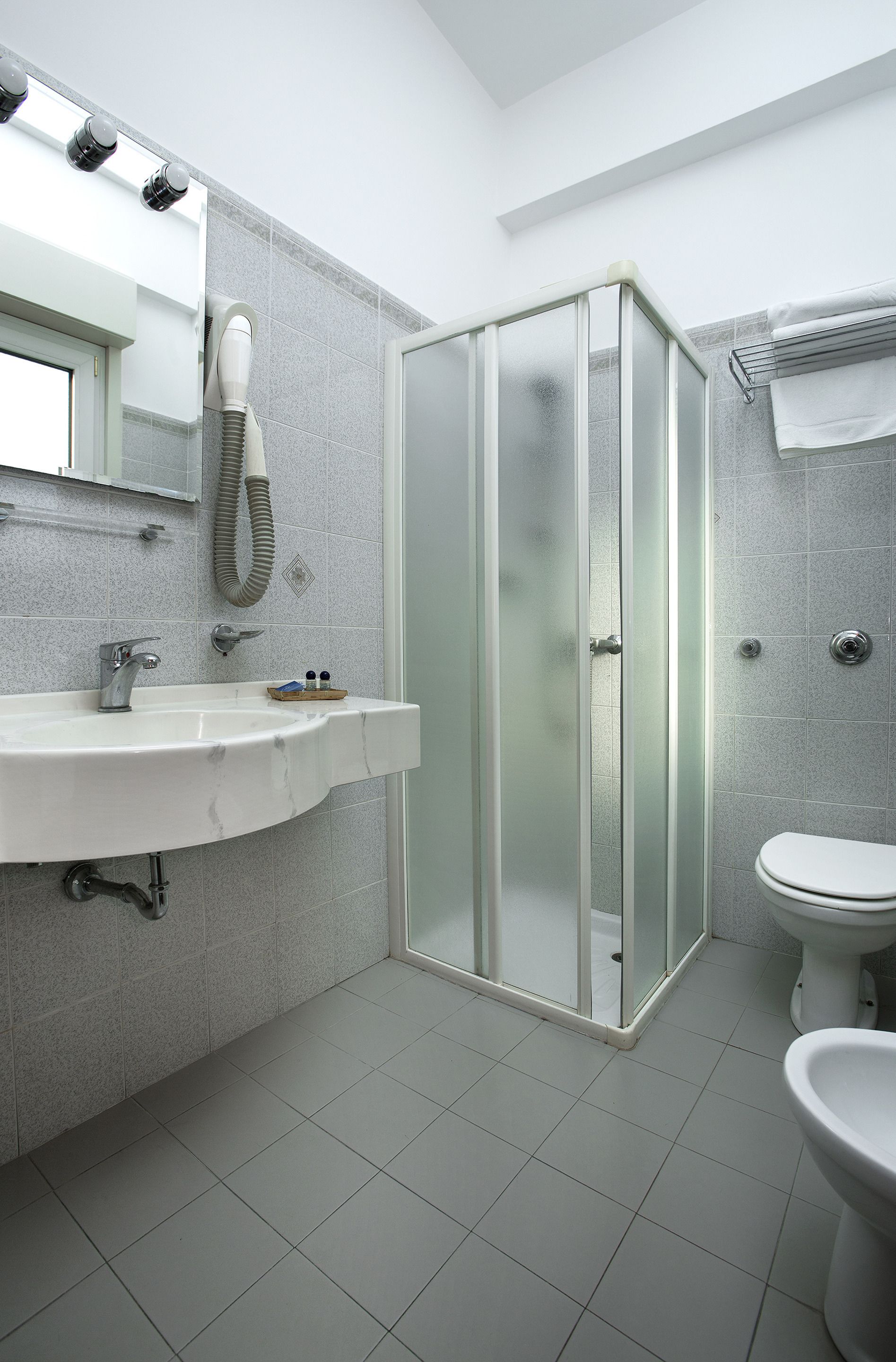 economy triple room | bathroom | shower, free toiletries, hair dryer, bidet