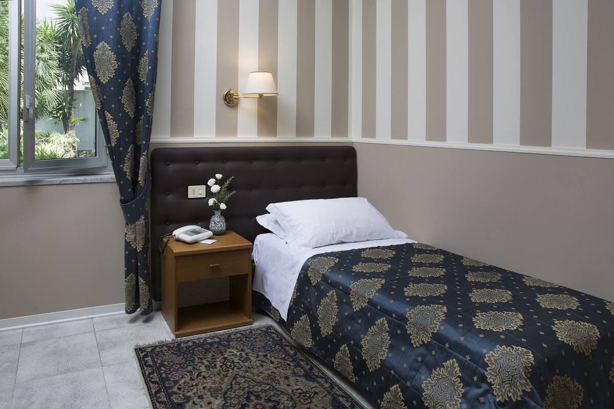 single room | minibar, in-room safe, desk, free wifi