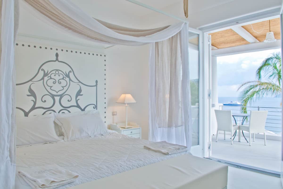 Superior tweepersoonskamer, uitzicht op zee, aan het zwembad | 1 slaapkamer, een minibar, een kluis op de kamer, een bureau
