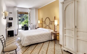 Minibar, coffres-forts dans les chambres, bureau, rideaux occultants