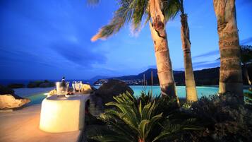 Piscina externa, espreguiçadeiras