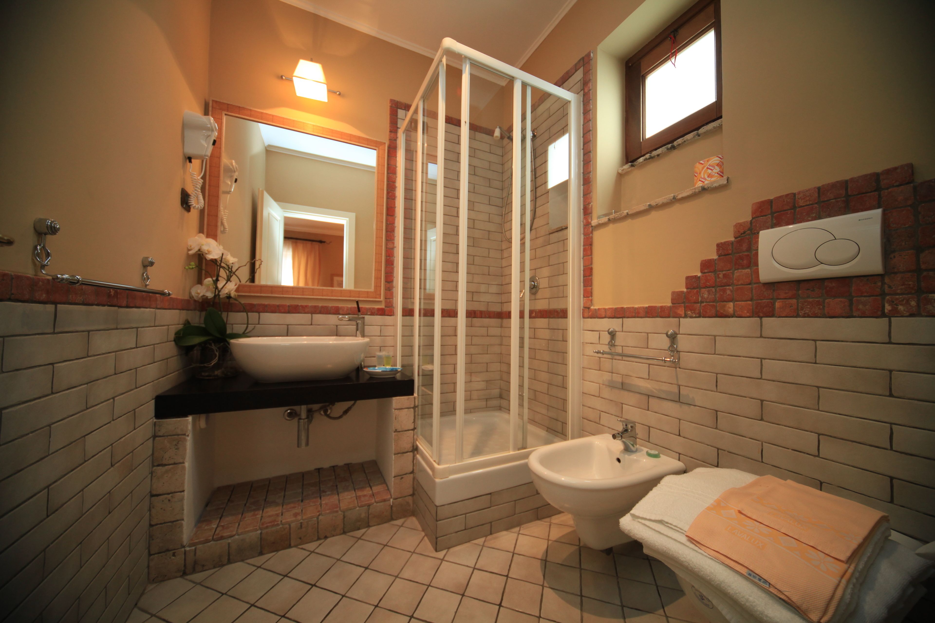 superior double room, sea view (solarium) | bathroom | combined shower/bathtub, designer toiletries, hair dryer, bidet
