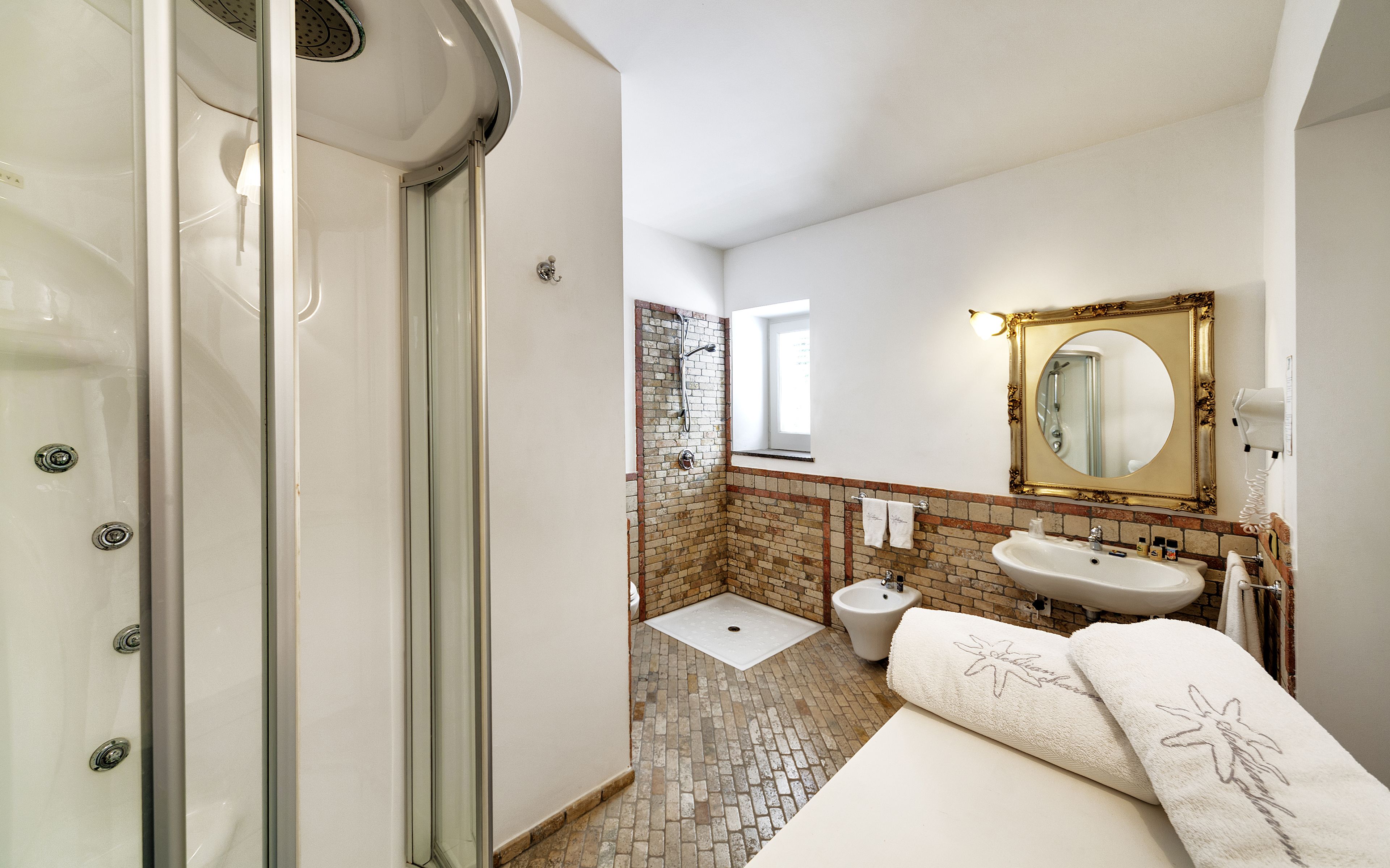 Une salle de bain avec une douche, un lavabo et un miroir.
