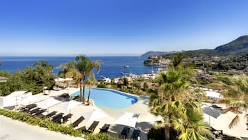 Piscine extérieure, chaises longues