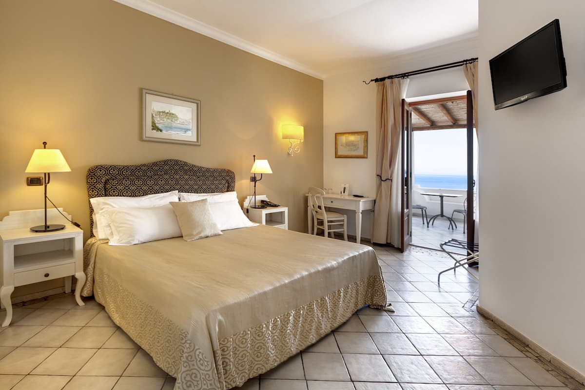 Superior tweepersoonskamer, uitzicht op zee (solarium) | 1 slaapkamer, een minibar, een kluis op de kamer, een bureau