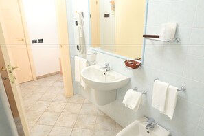 Classic Double Room, 1 Bedroom | Bathroom | Shower, free toiletries, hair dryer, bidet