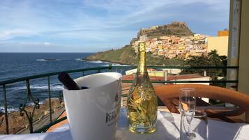 Aperto a pranzo e cena, cucina britannica, con vista sulla piscina