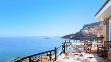 Déjeuner et dîner servis sur place, vue sur la piscine 