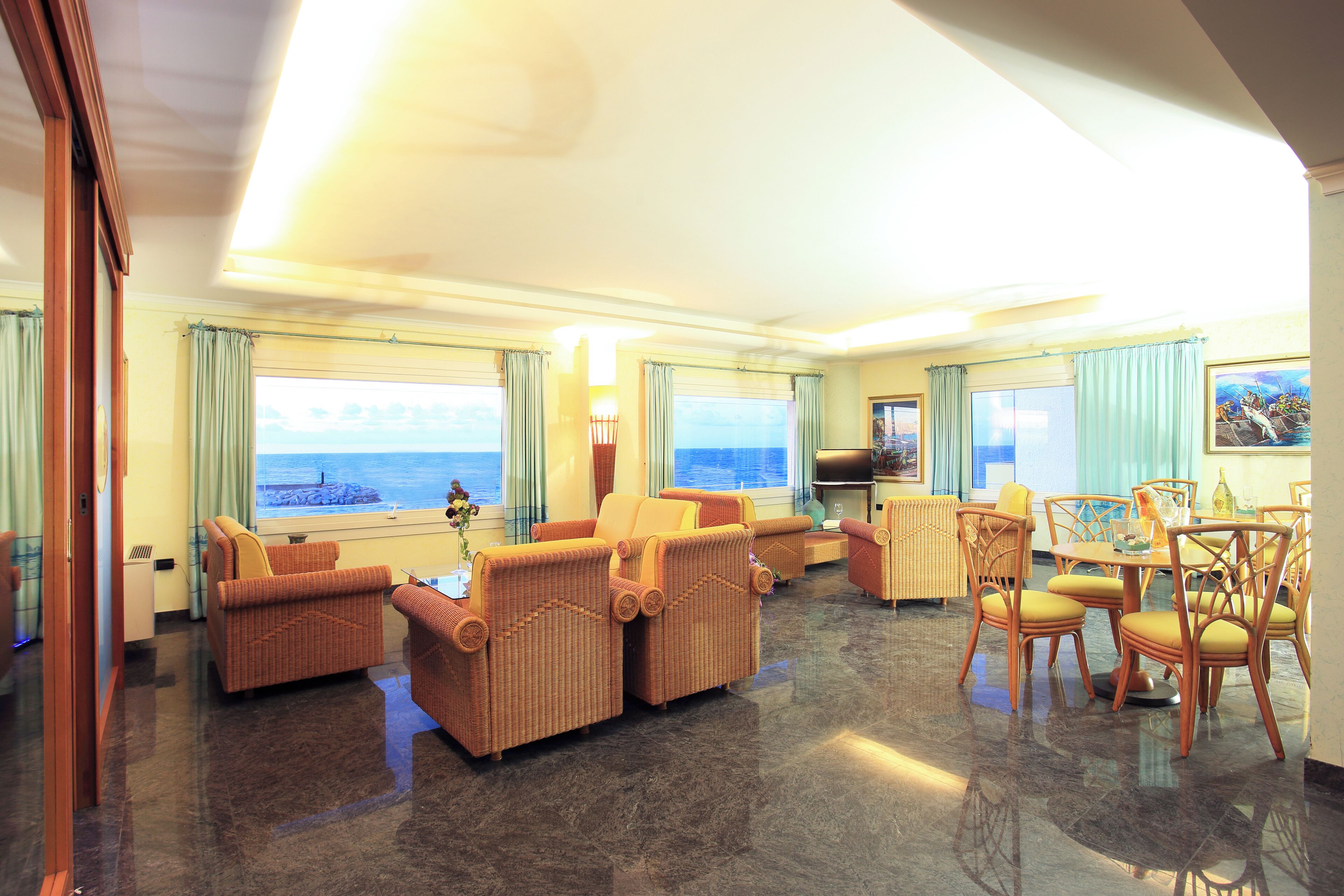 المنشأة من الداخل