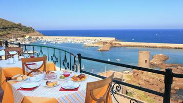 Aperto a pranzo e cena, cucina britannica, con vista sulla piscina