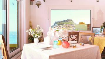 Lounas ja illallinen; brittiläinen keittiö, näkymät uima-altaalle