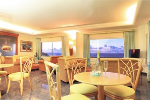 Lunch, dinner served; British cuisine, pool views 