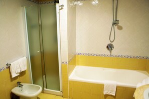 Rainfall showerhead, free toiletries, hair dryer, bidet - Hotel Futura Centro Congressi (Casoria)