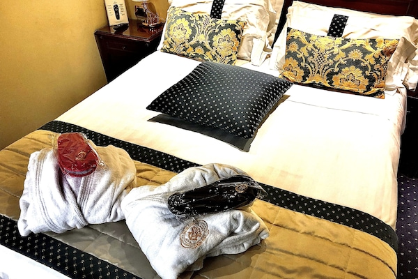 Colchones Select Comfort y caja de seguridad en la habitación