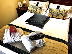 Tempat tidur Select Comfort, brankas, meja kerja, dan kedap suara