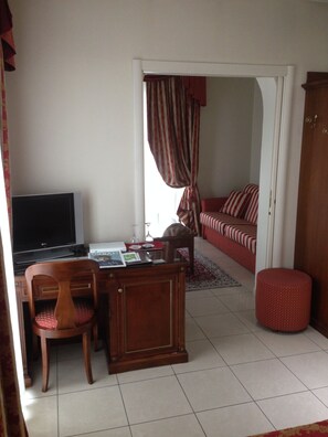 40-inch Smart TV with satellite channels, TV - Hotel Villa Savoia (Turin)