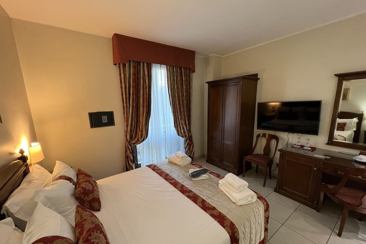 Lit avec matelas Select Comfort, coffre-fort, bureau