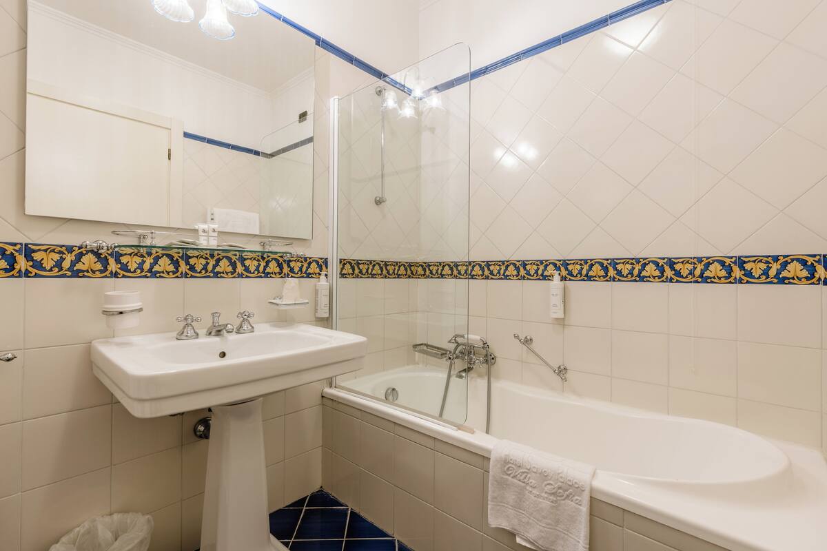 combined shower/bathtub, free toiletries, hair dryer, bidet