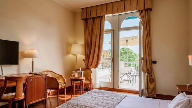 Premium Room, Terrace, Lake View | Minibar, in-room safe, desk, WiFi (free) - Hotel Savoy Palace (Gardone Riviera)