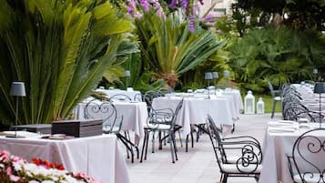 Petit déjeuner, déjeuner et dîner servis sur place