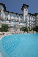 Una piscina al aire libre, sombrillas