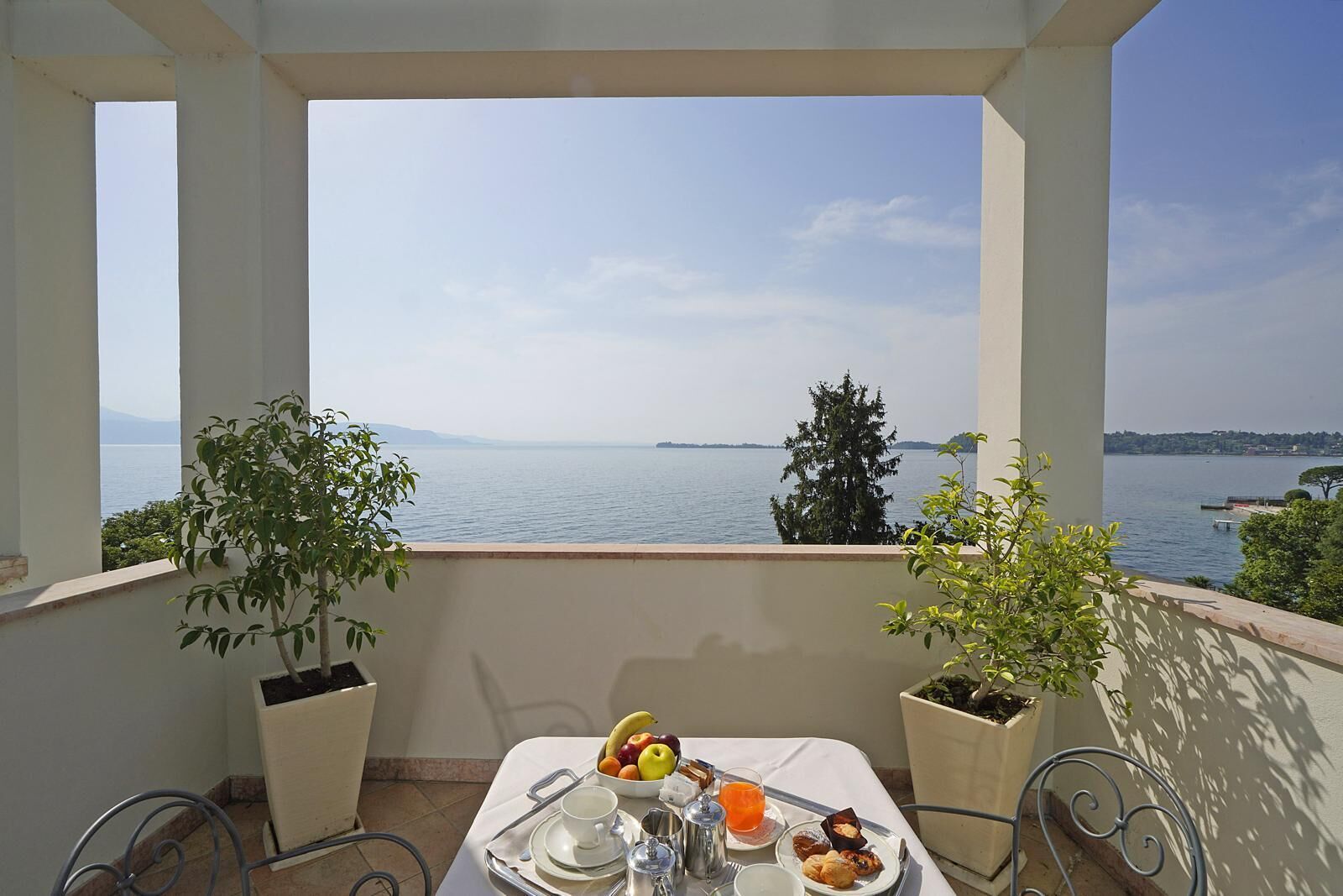 Panoramic Corner Room, Balcony, Lake View | Terraza o patio
