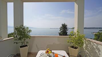 Panoramic Corner Room, Balcony, Lake View | Terraza o patio