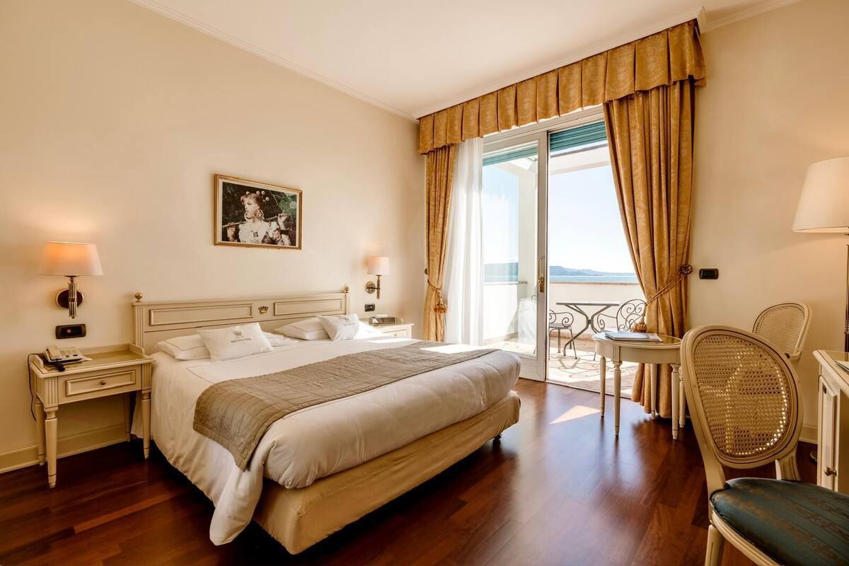 Panoramic Corner Room, Balcony, Lake View | 迷你吧、客房內保險箱、書桌、免費無線上網