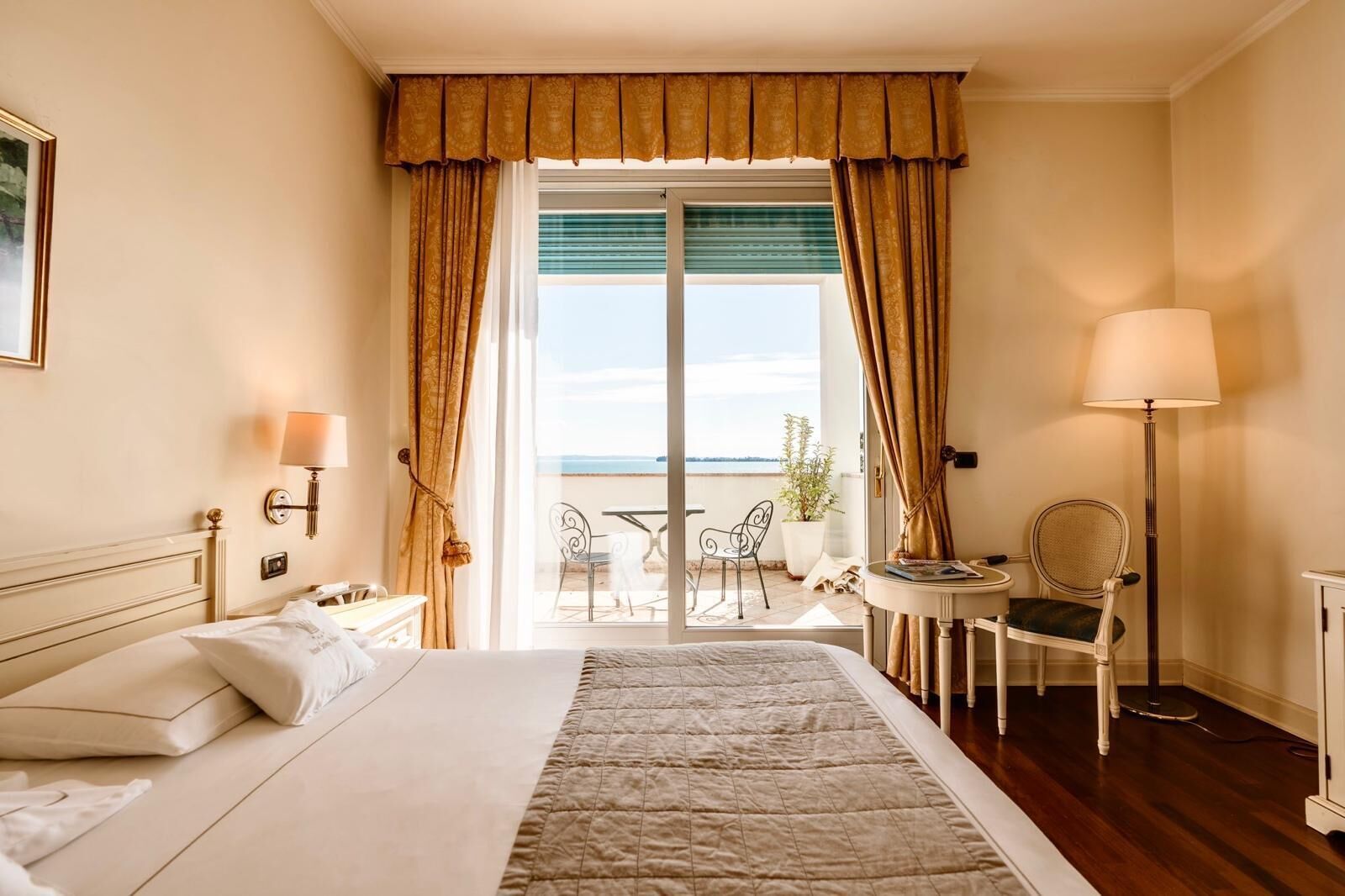 Panoramic Corner Room, Balcony, Lake View