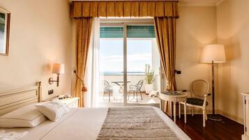 Panoramic Corner Room, Balcony, Lake View