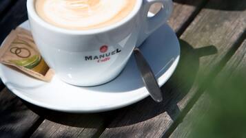 Una taza de café con arte de latte sobre una mesa de madera.