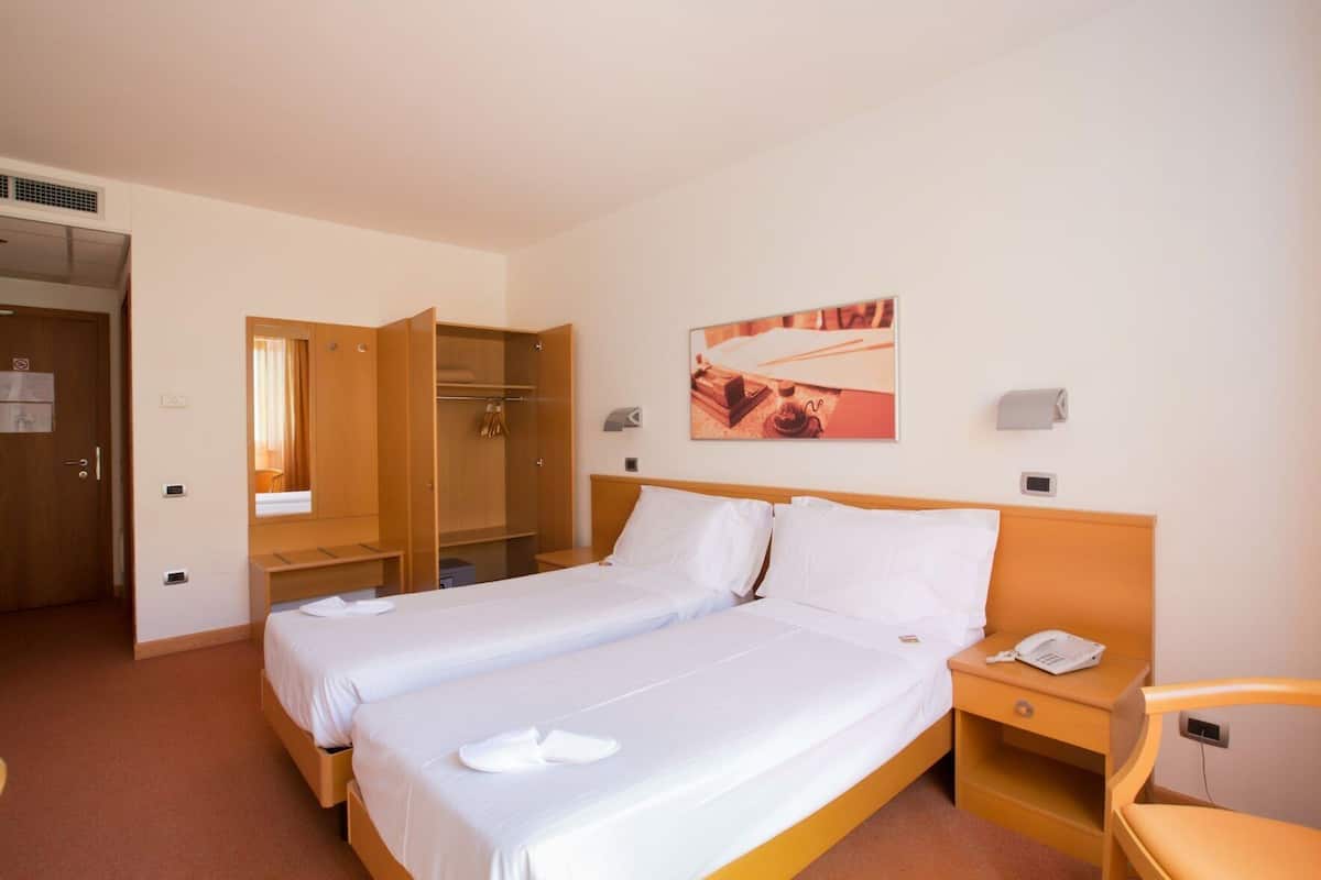 Ropa de cama de alta calidad, minibar, caja fuerte y escritorio