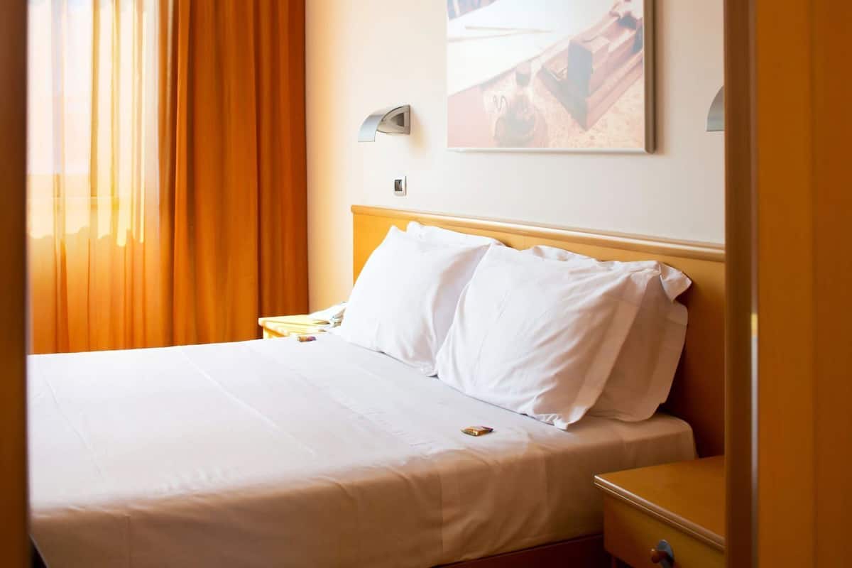 Ropa de cama de alta calidad, minibar, caja fuerte y escritorio